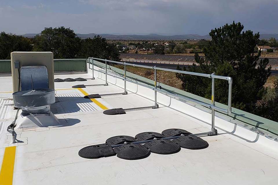 non-penetrating rooftop guardrail