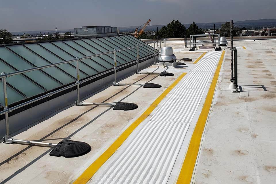 ballasted guardrail for large rooftop skylights